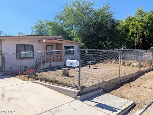 view of front of home with a fenced front yard