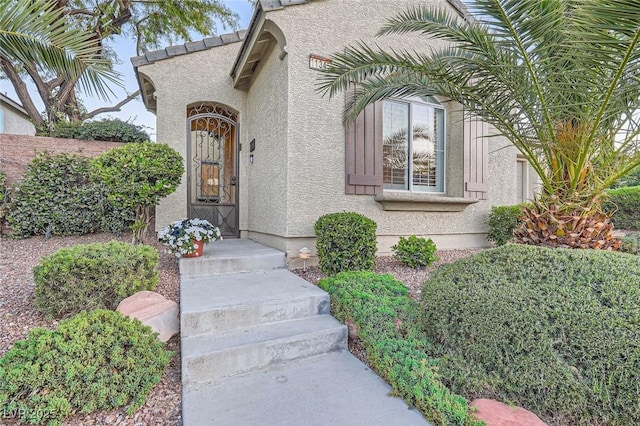 entrance to property with stucco siding