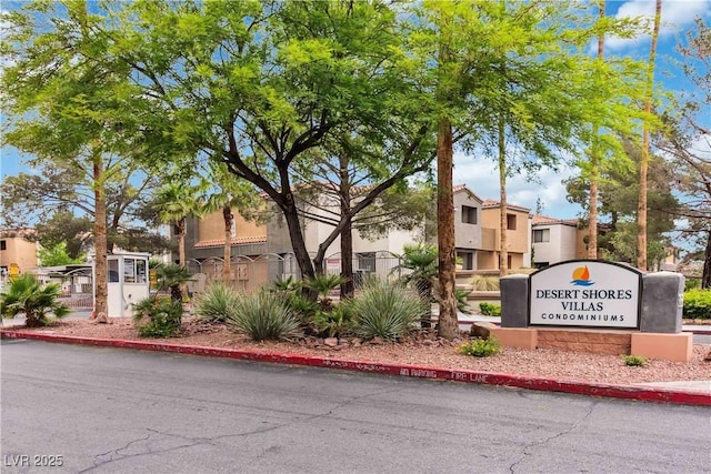 community / neighborhood sign with a residential view