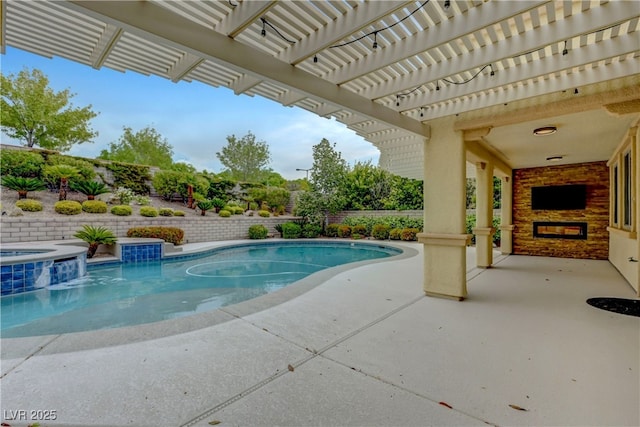 view of pool featuring a fenced backyard, a pool with connected hot tub, a patio area, and a pergola