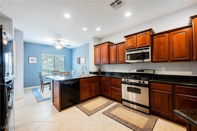 kitchen with stainless steel appliances, a sink, a peninsula, recessed lighting, and ceiling fan