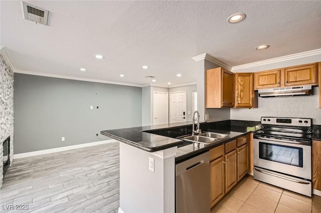 kitchen with stainless steel appliances, under cabinet range hood, a sink, a peninsula, and ornamental molding