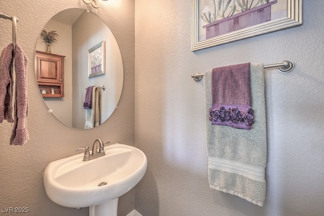 bathroom featuring a sink