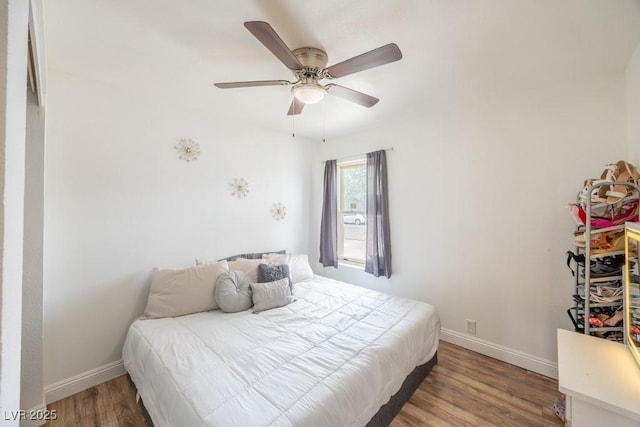 bedroom with light wood-style floors, baseboards, and ceiling fan