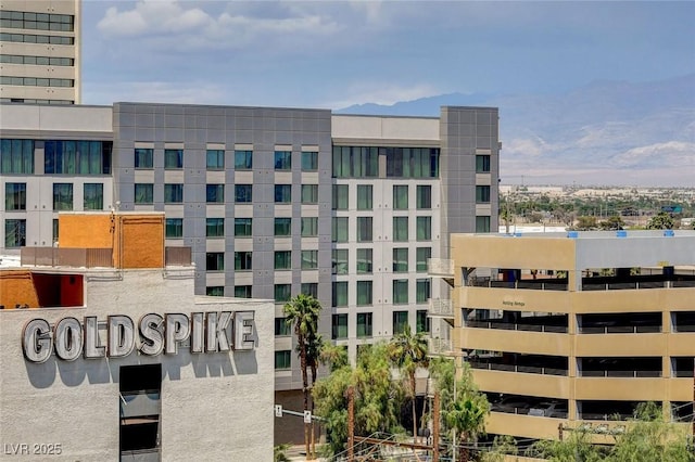 view of apartment building / complex