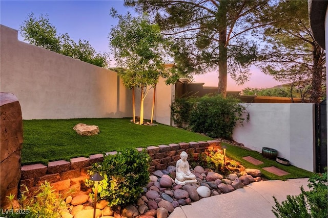 view of yard at dusk