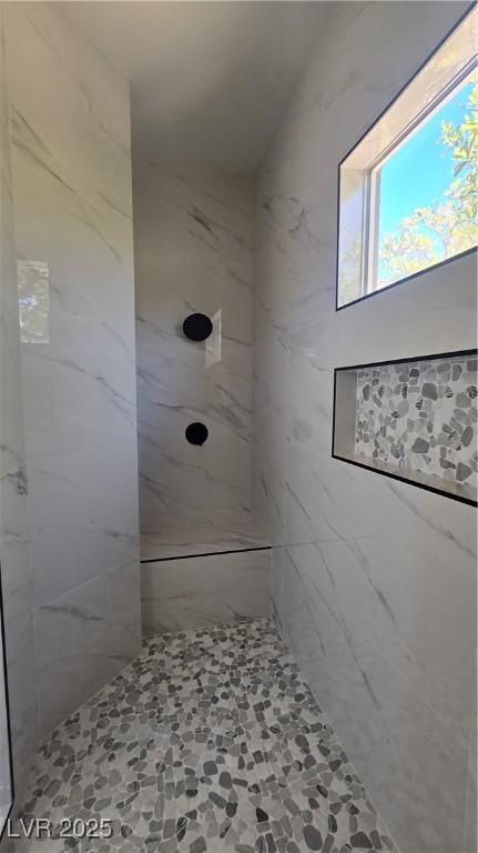 full bath with tiled shower