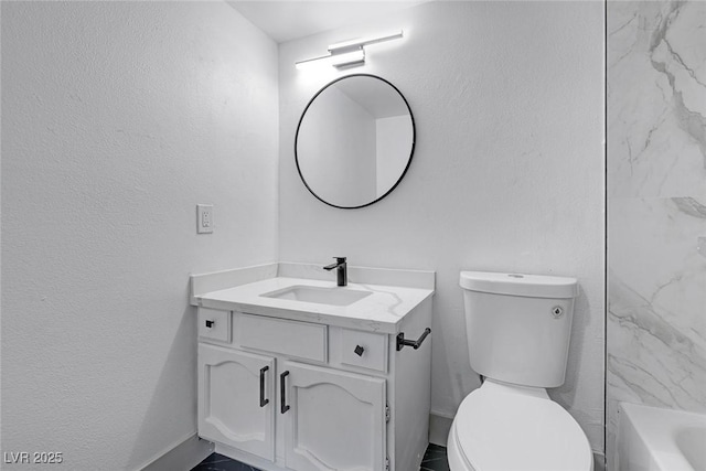 full bathroom featuring a tub, toilet, vanity, and baseboards