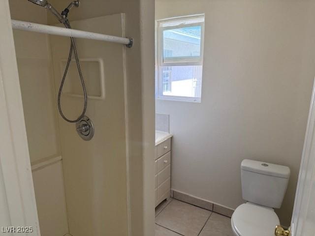 full bathroom with a shower, toilet, tile patterned floors, vanity, and baseboards