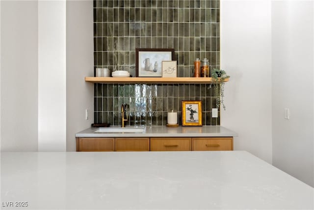 bar area featuring a sink and tasteful backsplash