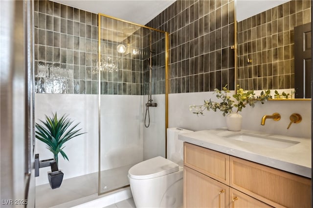 full bathroom with a tile shower, vanity, and toilet