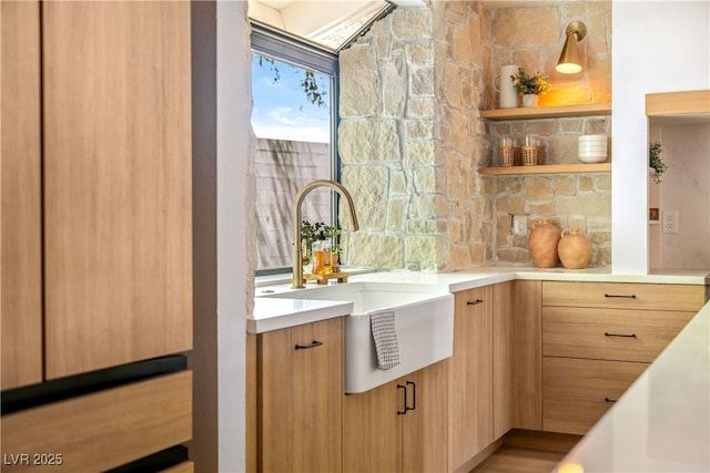 bar area featuring a sink and tasteful backsplash