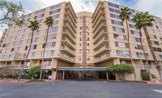 view of apartment building / complex