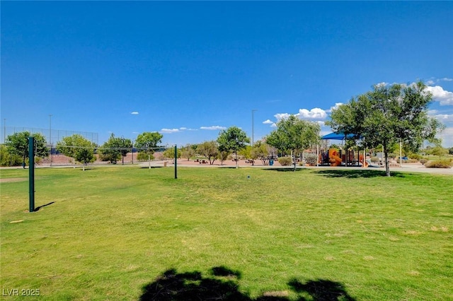view of property's community featuring a lawn