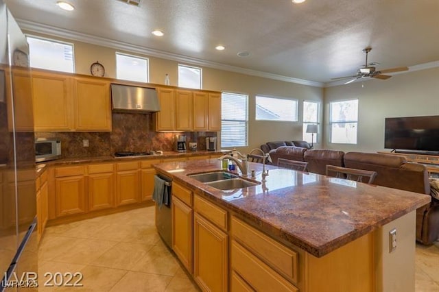 kitchen featuring extractor fan, a sink, ornamental molding, tasteful backsplash, and an island with sink
