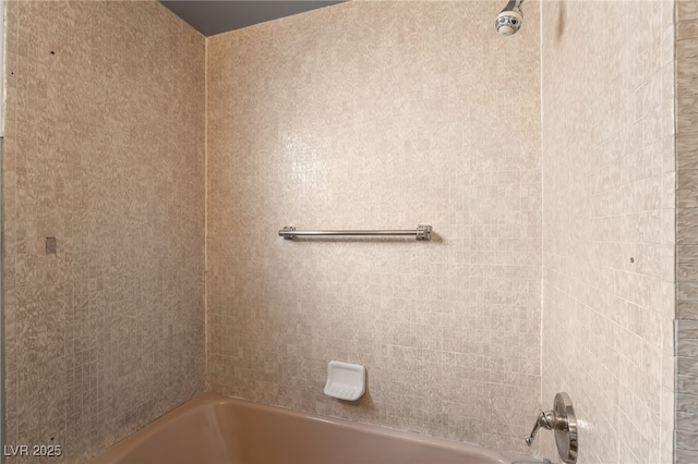full bath with shower / tub combination