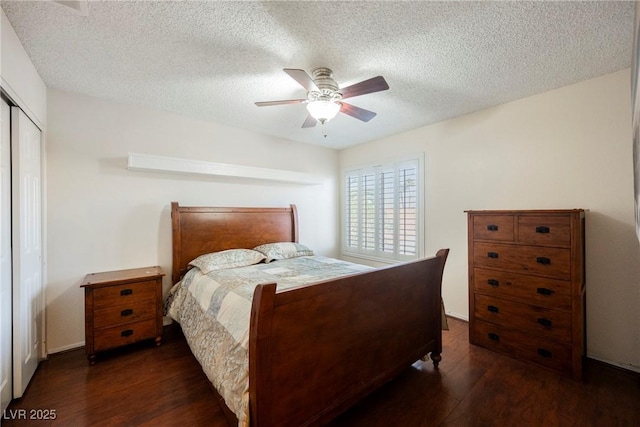 bedroom featuring wood finished floors, a textured ceiling, a closet, and ceiling fan