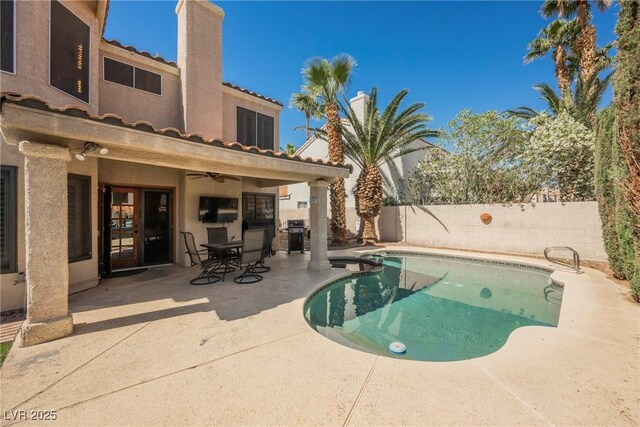 view of swimming pool with a patio, a fenced backyard, ceiling fan, and outdoor dining area