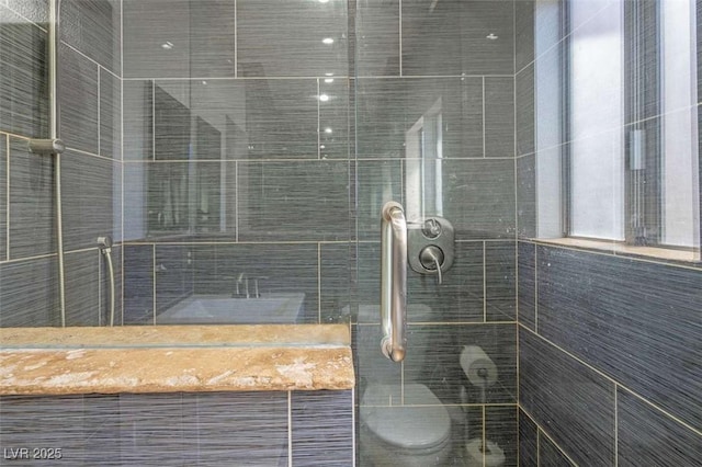 1622 Lorna Dr, Henderson, NV 89011 - bathroom featuring tiled shower and toilet