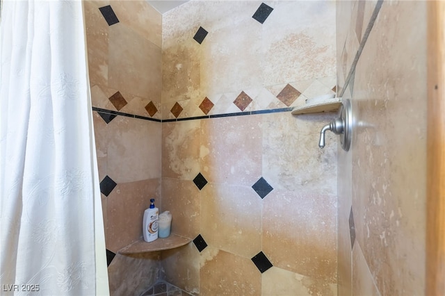 bathroom featuring tiled shower