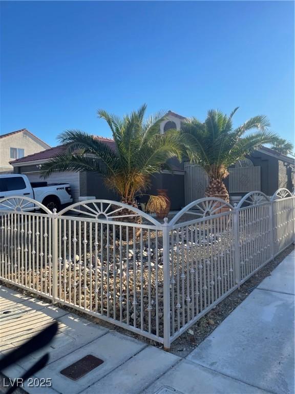gate featuring a fenced front yard