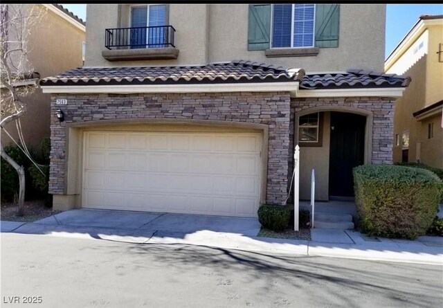 7563 Captain Lord Ct, Las Vegas, NV 89166 - garage featuring driveway