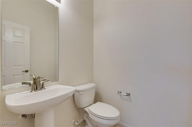 494 Dart Brook Pl, Henderson, NV 89012 - bathroom with baseboards, toilet, and a sink