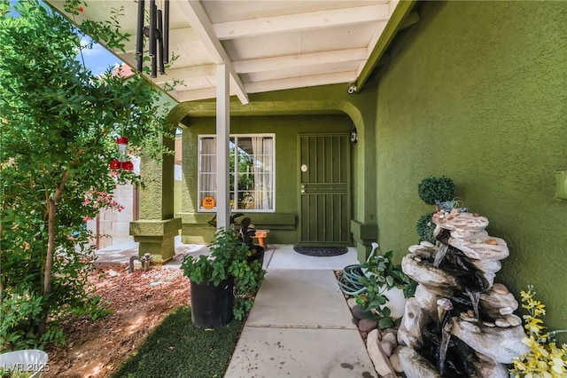 entrance to property with stucco siding