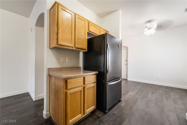 kitchen with freestanding refrigerator, dark wood-style floors, baseboards, and ceiling fan