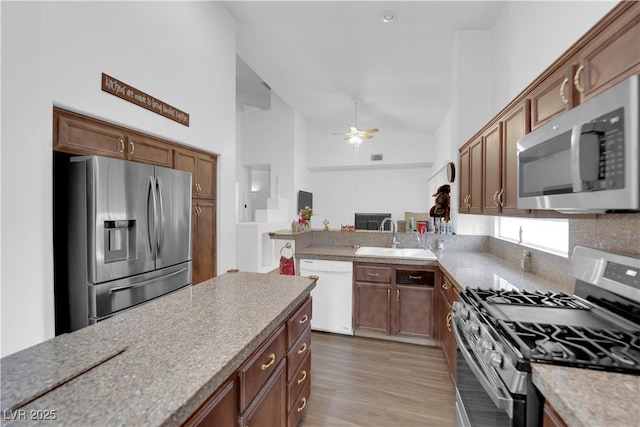 1893 Donnington Ct, Las Vegas, NV 89123 - kitchen with appliances with stainless steel finishes, a sink, a ceiling fan, light wood-type flooring, and lofted ceiling