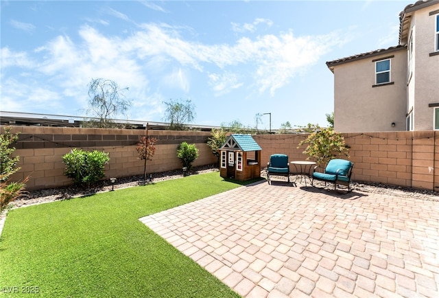 view of yard featuring a patio