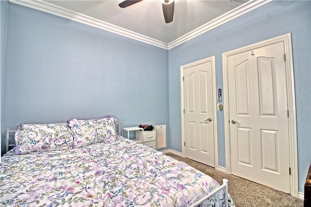 bedroom with carpet floors, ornamental molding, and a ceiling fan
