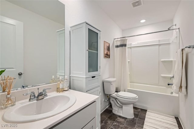 bathroom featuring toilet, vanity, shower / tub combo, recessed lighting, and baseboards