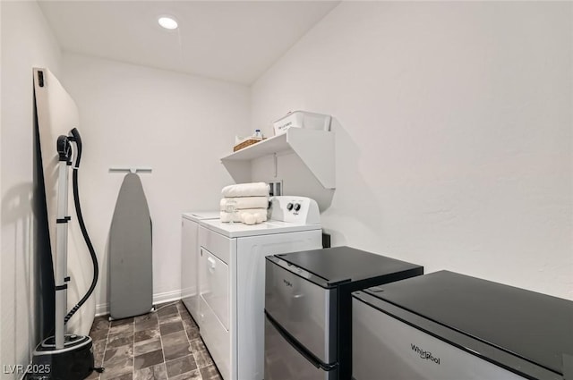 laundry room featuring washing machine and dryer, baseboards, and recessed lighting