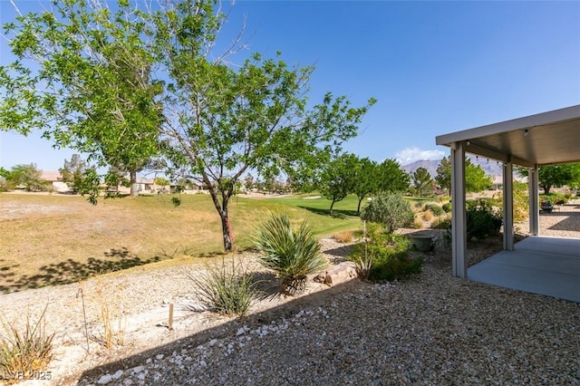 view of grassy yard featuring a mountain view