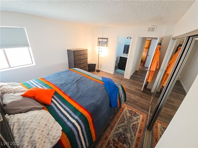 3771 Desert Marina Dr Unit 95, Laughlin, NV 89029 - bedroom with wood finished floors, a textured ceiling, a closet, and baseboards
