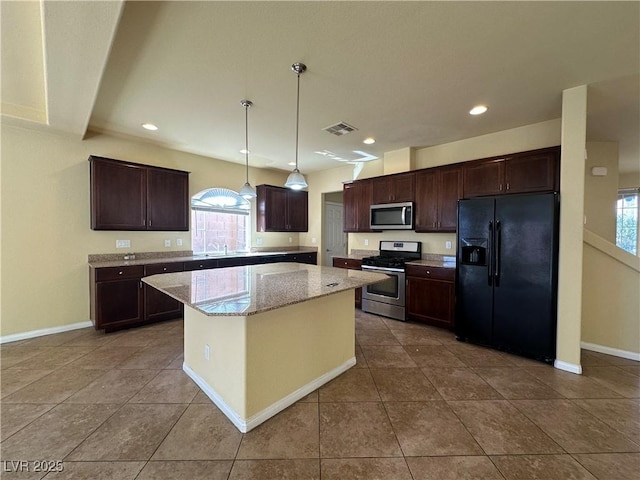 kitchen with stainless steel appliances, healthy amount of natural light, a center island, baseboards, and recessed lighting