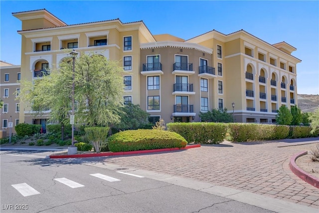 view of apartment building / complex