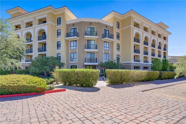 view of apartment building / complex