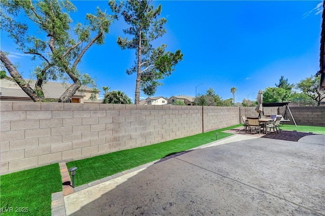 8250 Lincoln Valley St, Las Vegas, NV 89123 - fenced backyard with a patio area and outdoor dining area