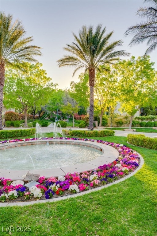 10717 Beringer Dr, Las Vegas, NV 89144 - view of property's community with a lawn