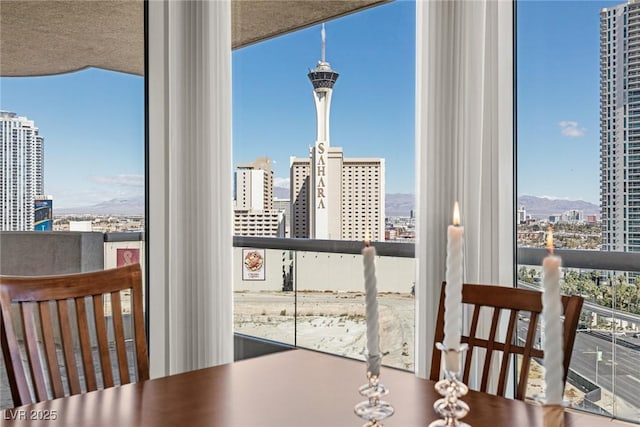 2777 Paradise Rd Unit 1105, Las Vegas, NV 89109 - dining area featuring a city view