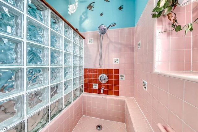 1721 E Oakey Blvd, Las Vegas, NV 89104 - bathroom featuring tiled shower