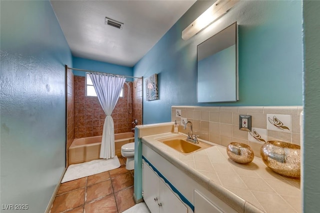 1721 E Oakey Blvd, Las Vegas, NV 89104 - full bath with toilet, shower / bath combo with shower curtain, vanity, and backsplash