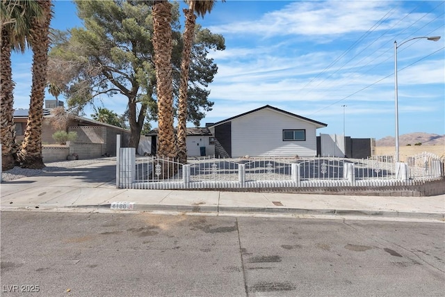 4186 Toronto Cir, Las Vegas, NV 89121 - view of front facade featuring a fenced front yard