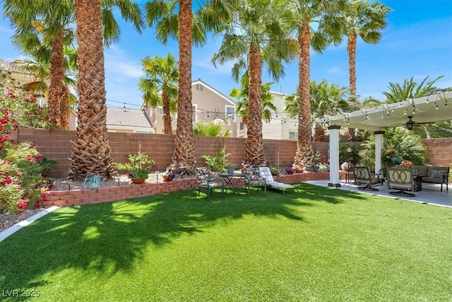 view of yard featuring a patio area, an outdoor living space, and ceiling fan