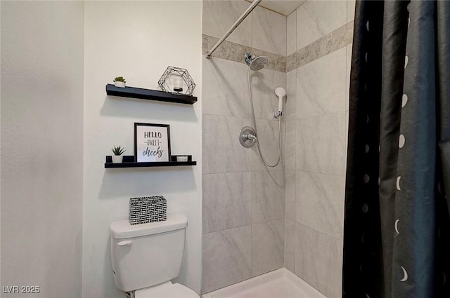 3018 Burnham Ave, Las Vegas, NV 89169 - bathroom featuring tiled shower and toilet