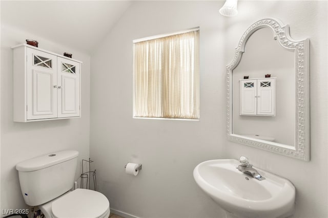 9522 Arrowhead Falls Ct, Las Vegas, NV 89148 - bathroom featuring lofted ceiling, a sink, toilet, and baseboards