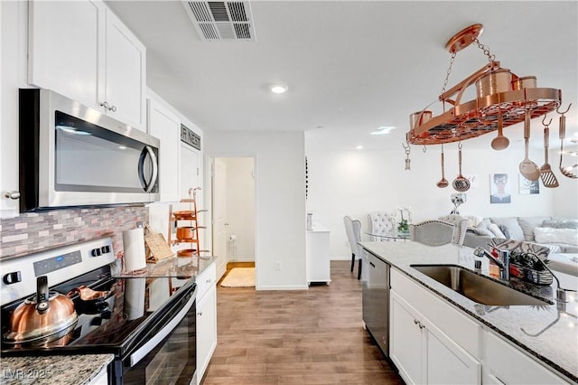 1125 Meadow Sparrow Pl, Henderson, NV 89011 - kitchen featuring stainless steel appliances, a sink, light wood-style flooring, white cabinetry, and recessed lighting