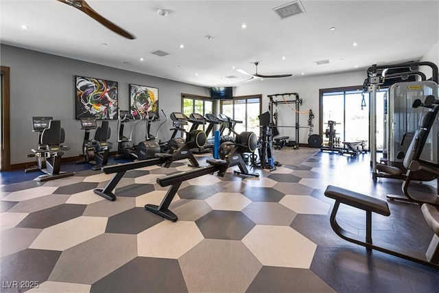 exercise room with healthy amount of natural light, a ceiling fan, recessed lighting, and baseboards